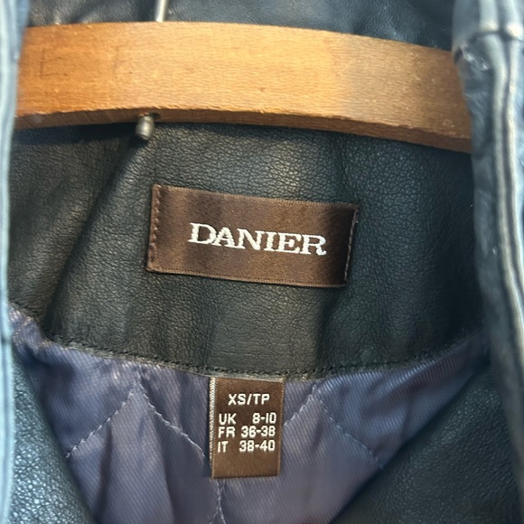 Danier women’s xs Black Leather zip up Jacket - Picture 6 of 8